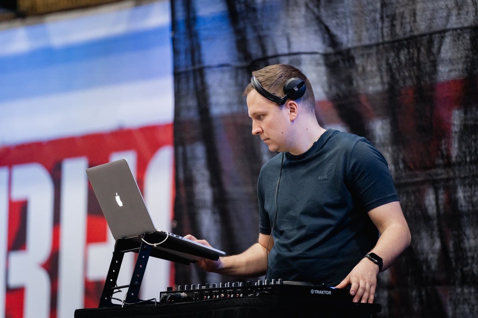 DJ Yuppie sa slušalicama na bini