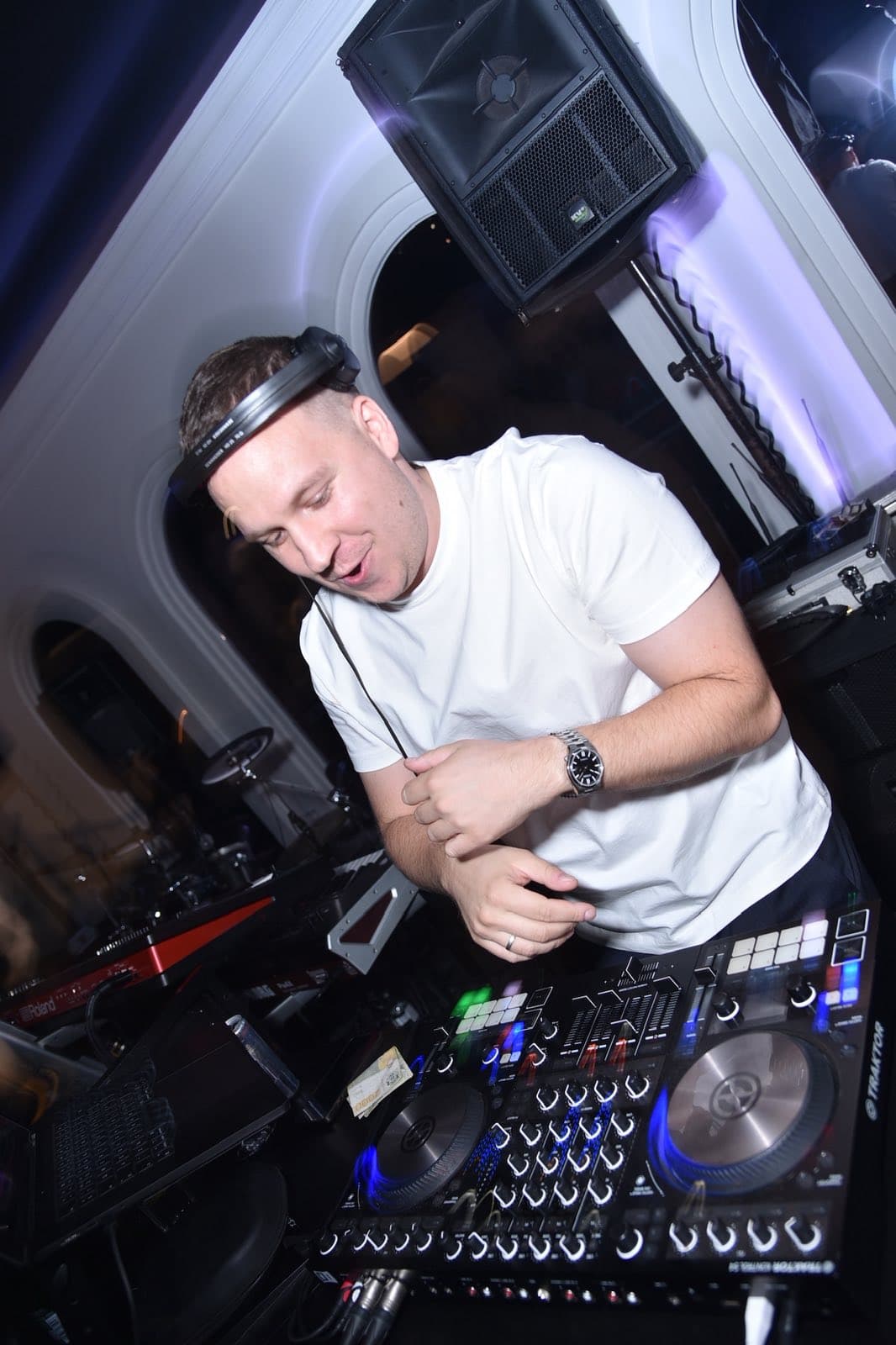 DJ Yuppie sa slušalicama za pultom