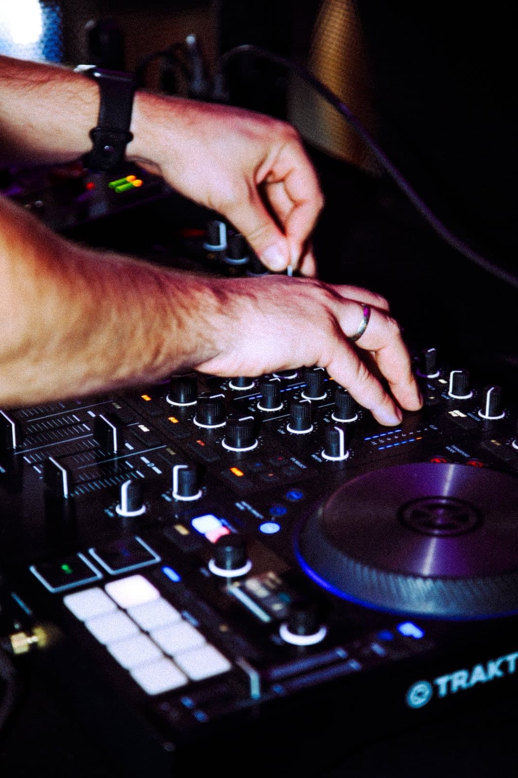 DJ kontroler izbliza