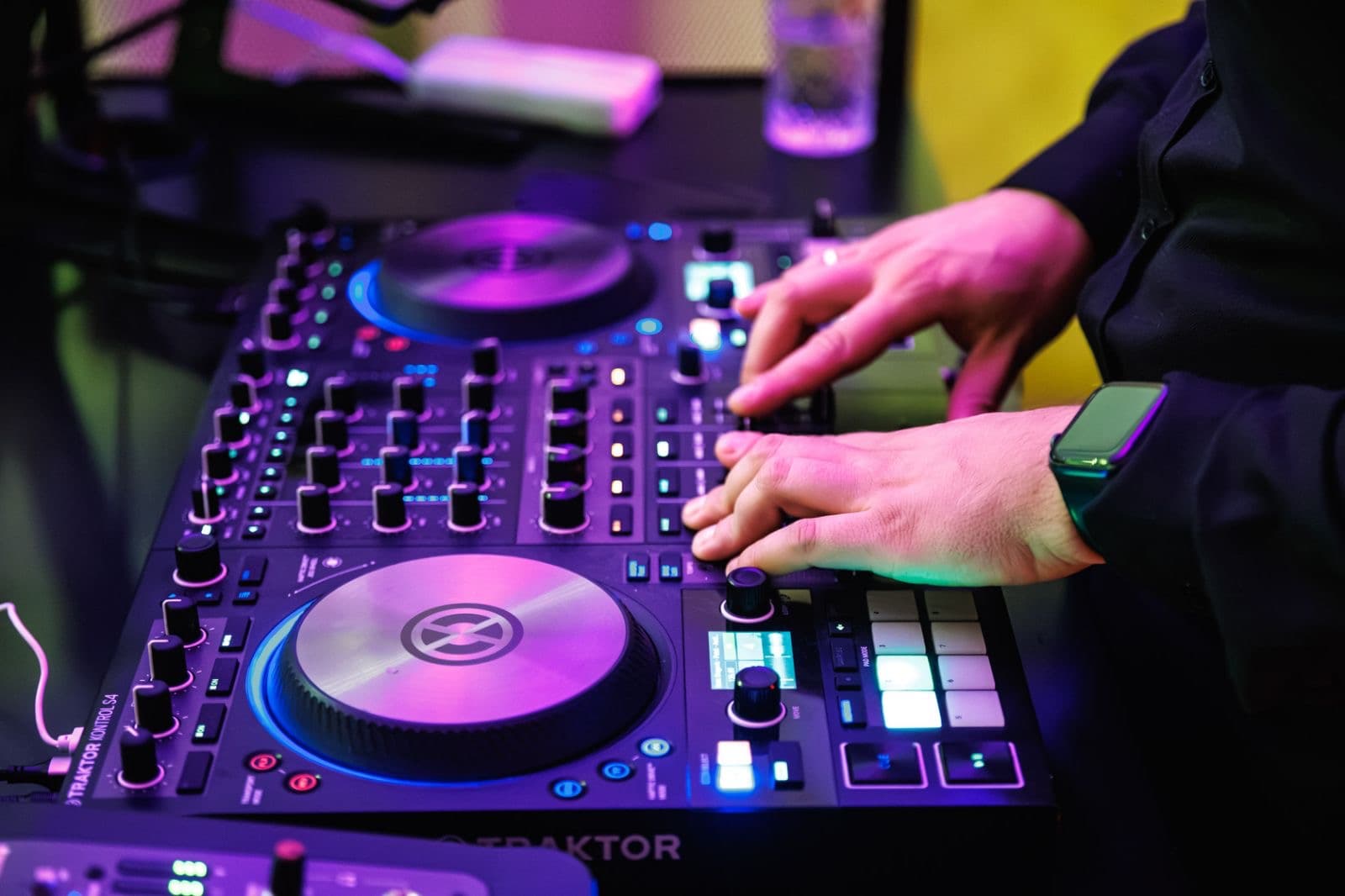 Ruke na DJ kontroleru