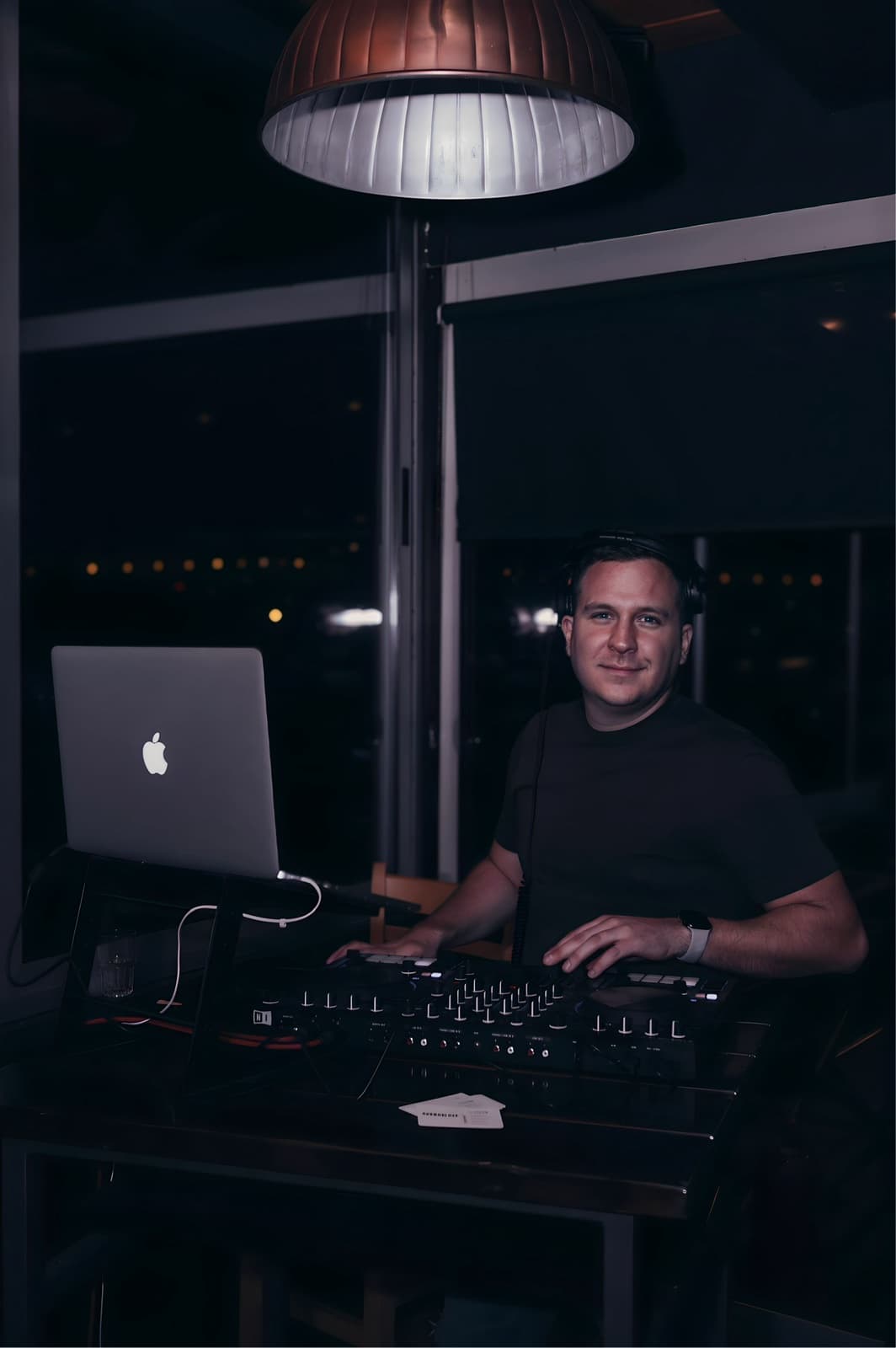 DJ Yuppie za pultom uveče