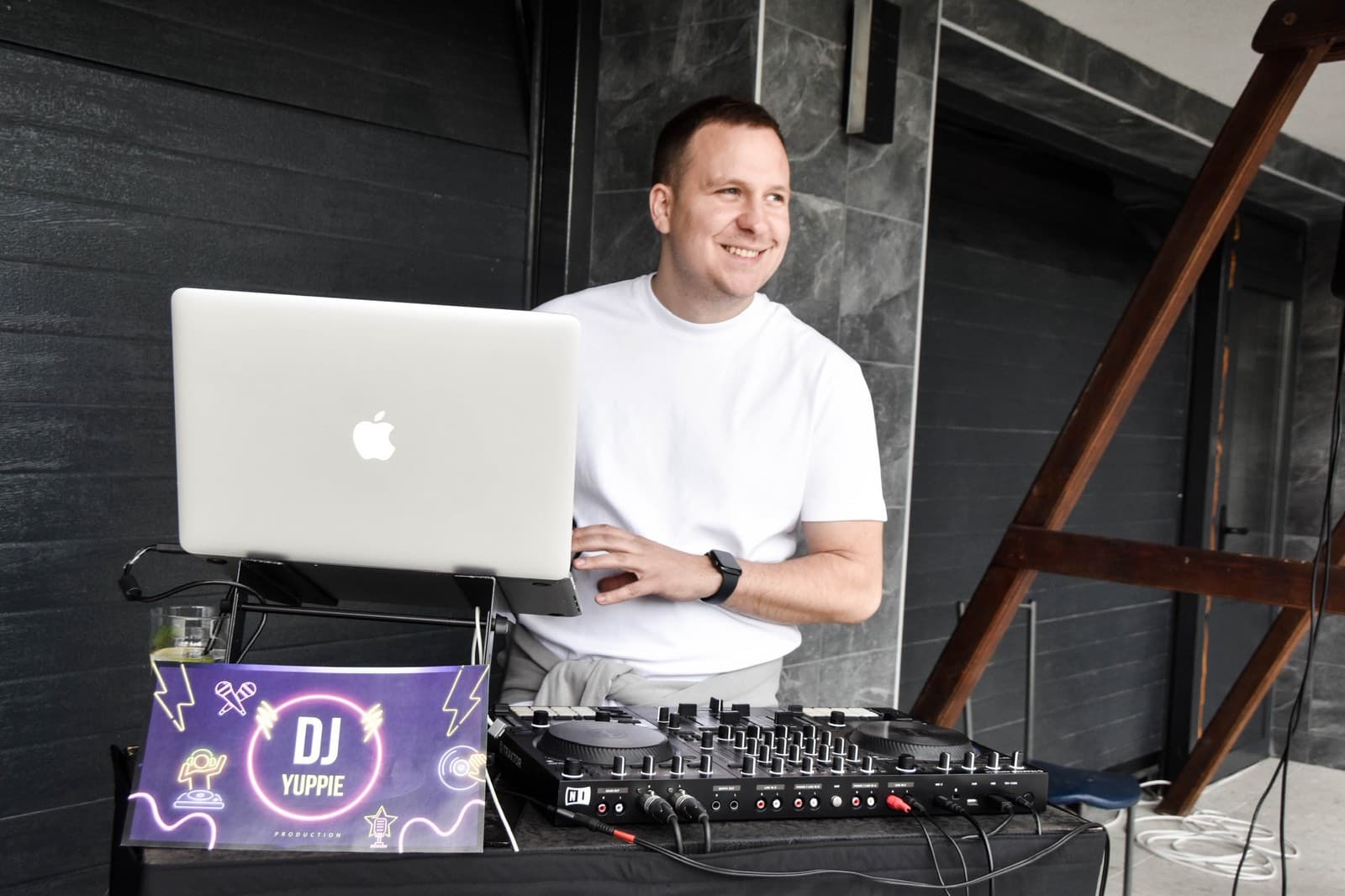 DJ Yuppie za pultom sa logom