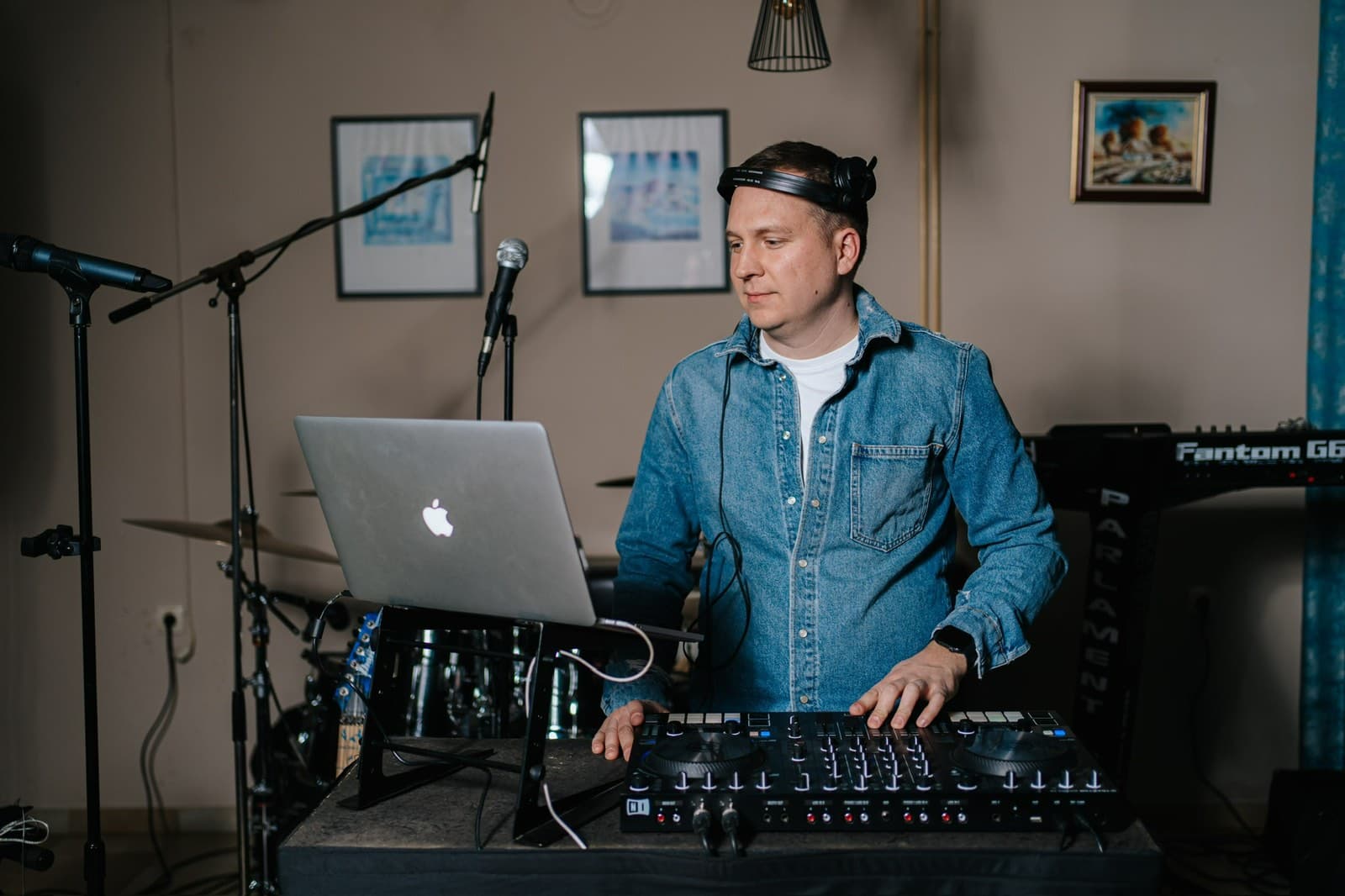 DJ Yuppie za miksetom u studiju