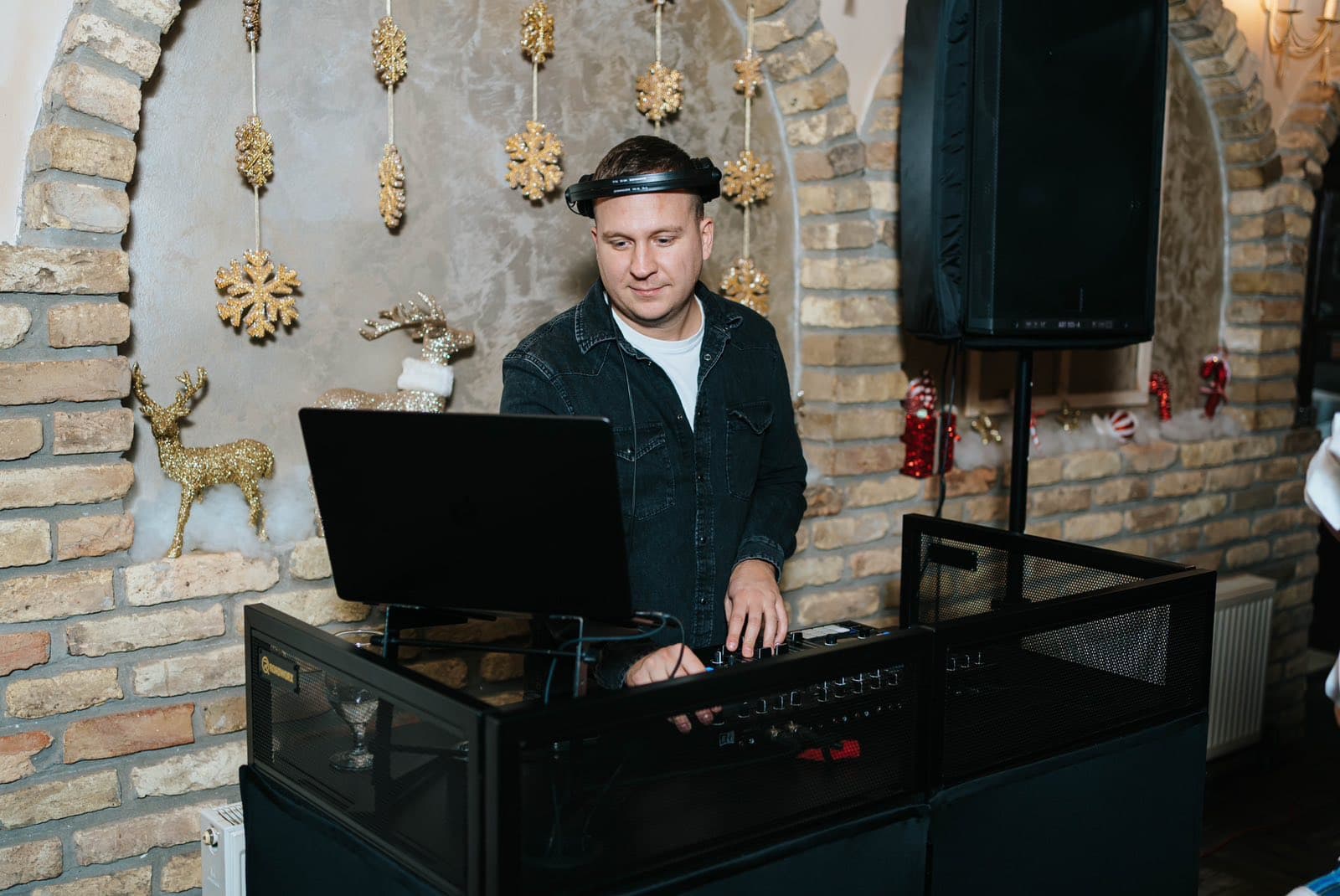 DJ Yuppie za pultom uz novogodišnju dekoraciju