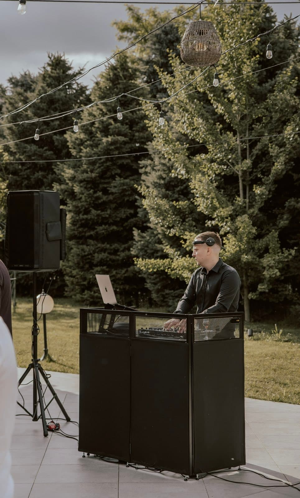 DJ pult na otvorenom, među drvećem