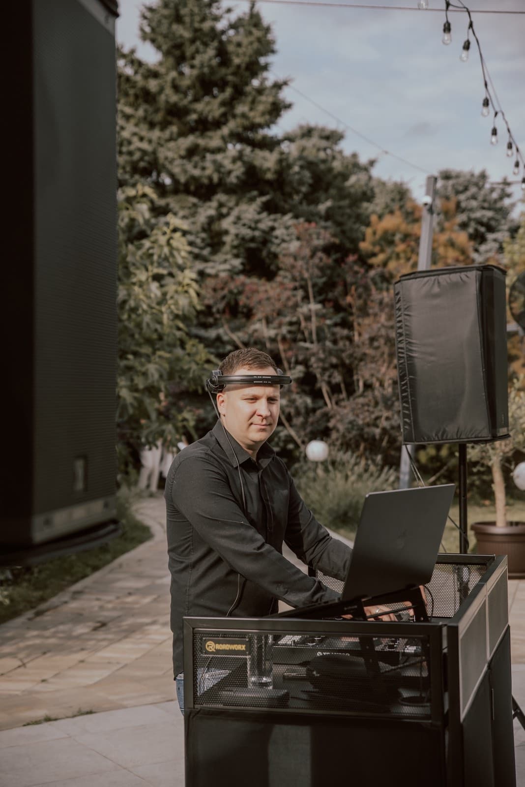DJ Yuppie za pultom na otvorenom