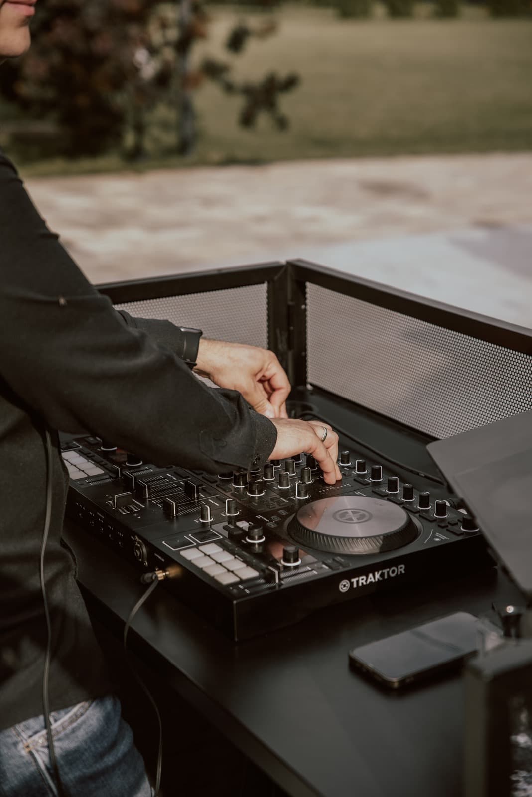 Ruke na DJ kontroleru na otvorenom